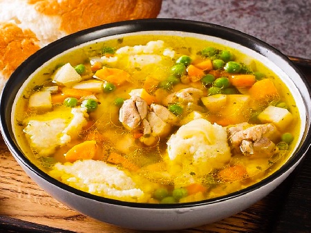 Лесна рецепта за супа с пилешки бутчета и кнедли - снимка на рецептата